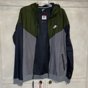 Brand New Men’s Large Nike Hooded Windrunner Jacket